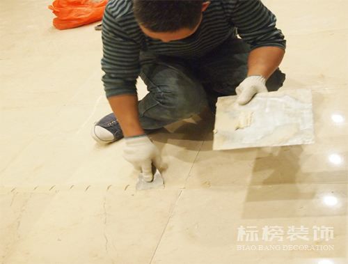 辦公室裝修瓷磚上鋪木地板可以嗎？